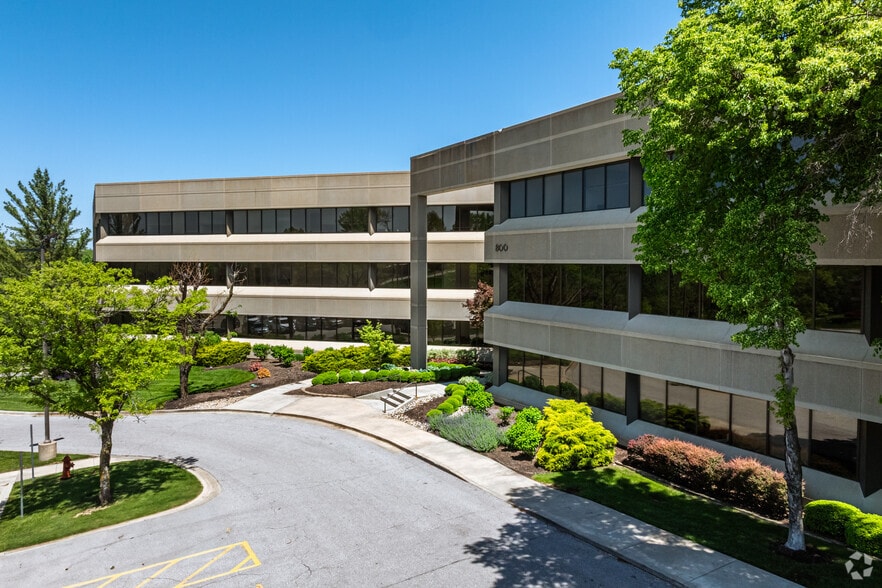 800 E 101st Ter, Kansas City, MO for lease - Building Photo - Image 2 of 27