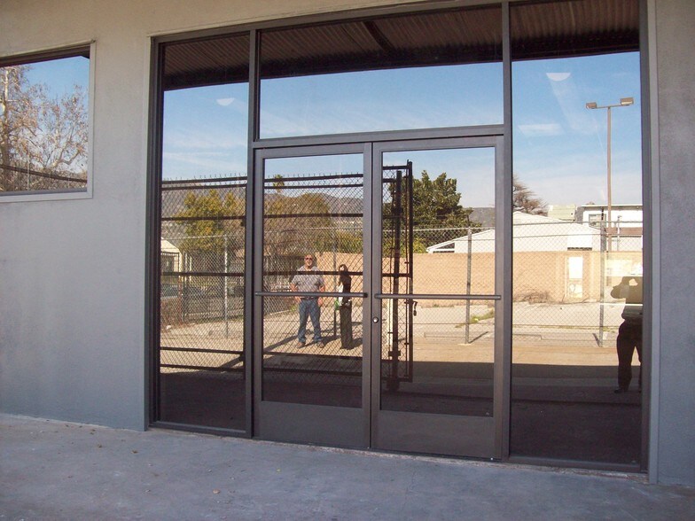 2705-2707 W Empire Ave, Burbank, CA à louer - Photo du bâtiment - Image 2 de 8