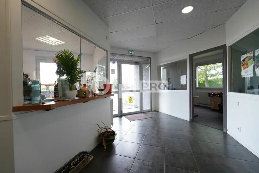 Office in Rillieux-la-Pape for lease - Lobby - Image 2 of 12
