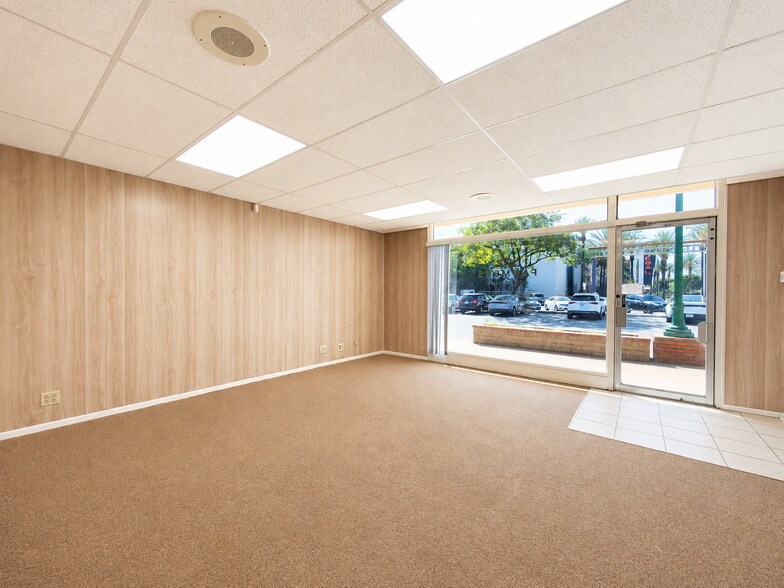 220-228 S Glendora Ave, West Covina, CA à louer - Photo du bâtiment - Image 2 de 8