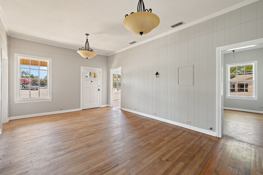 620 N Main St, Taylor, TX à vendre - Photo du bâtiment - Image 2 de 44