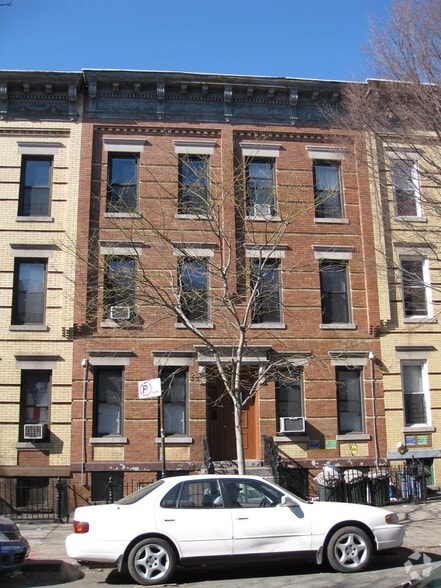 1717 Madison St, Ridgewood, NY à vendre - Photo du bâtiment - Image 3 de 4