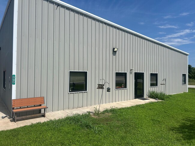 Plus de détails pour 272 James Burr Blvd, Kearneysville, WV - Industriel à louer