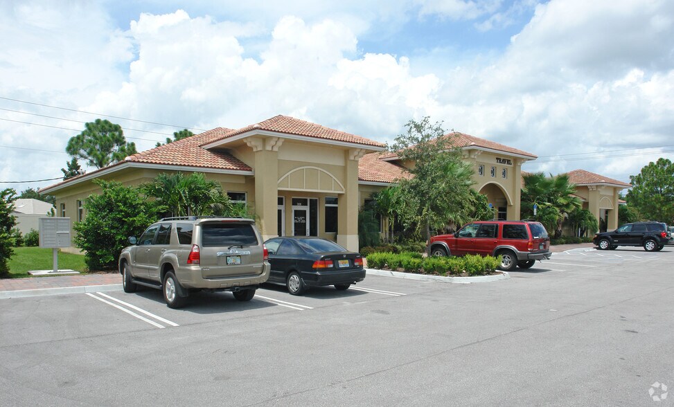 300-322 NW Bethany Dr, Port Saint Lucie, FL à louer - Photo du bâtiment - Image 3 de 18