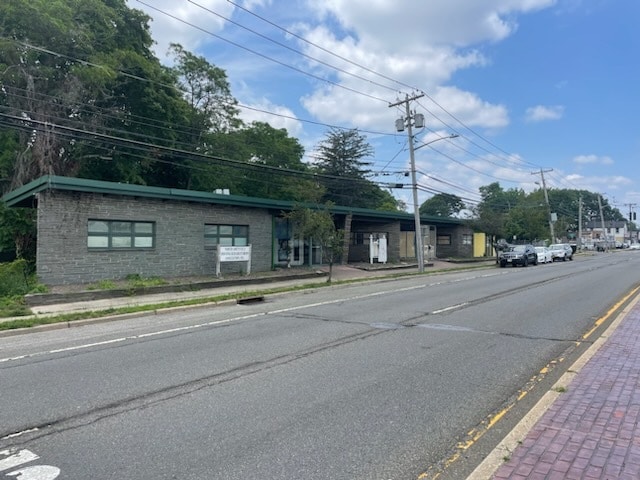 570 Broadway, Amityville, NY à vendre - Photo du bâtiment - Image 2 de 15