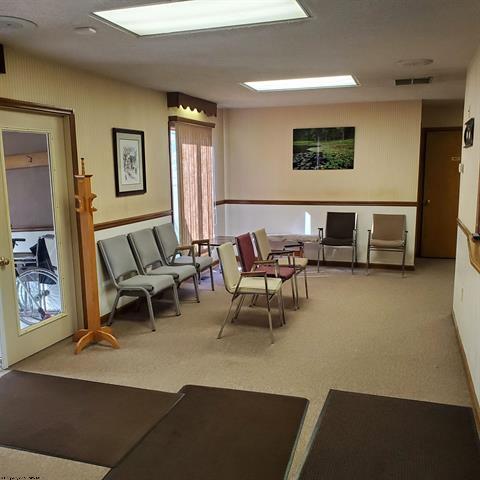635 Robert E Lee Ave, Elkins, WV à vendre - Photo du bâtiment - Image 2 de 14