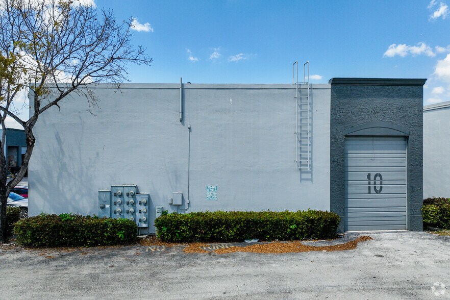 3130 W 84th St, Hialeah, FL à louer - Photo du bâtiment - Image 3 de 24