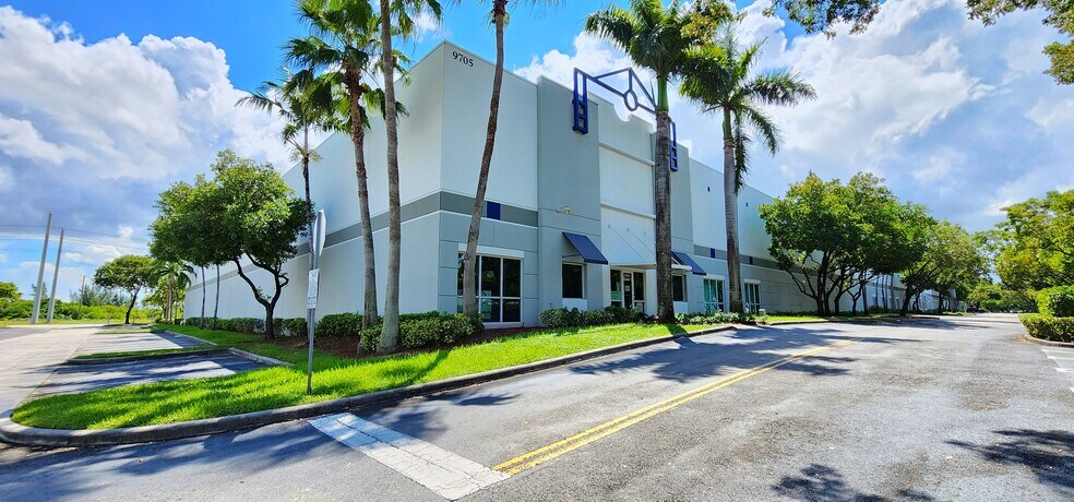 9705 NW 108th Ave, Medley, FL à louer - Photo du bâtiment - Image 3 de 3