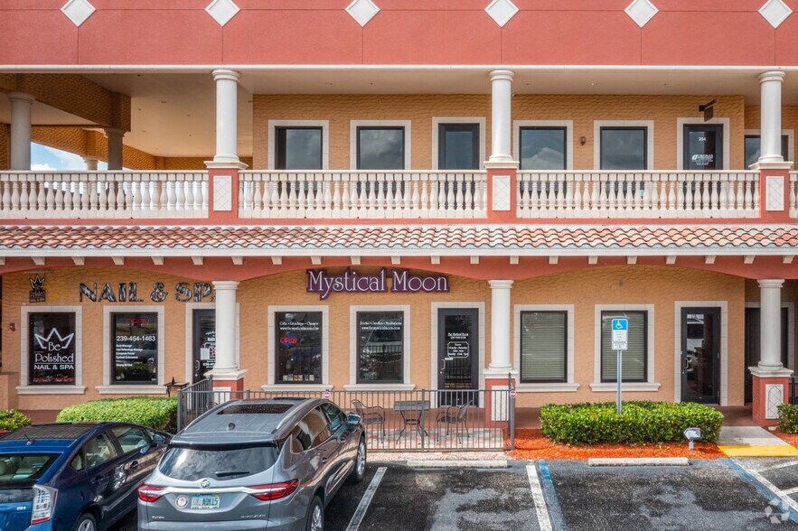 8890 Salrose Ln, Fort Myers, FL à louer - Photo du bâtiment - Image 3 de 5