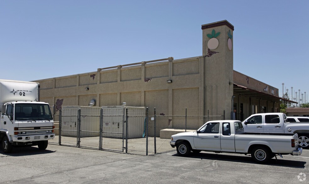 247 S Riverside Ave, Rialto, CA à vendre - Photo du bâtiment - Image 2 de 9