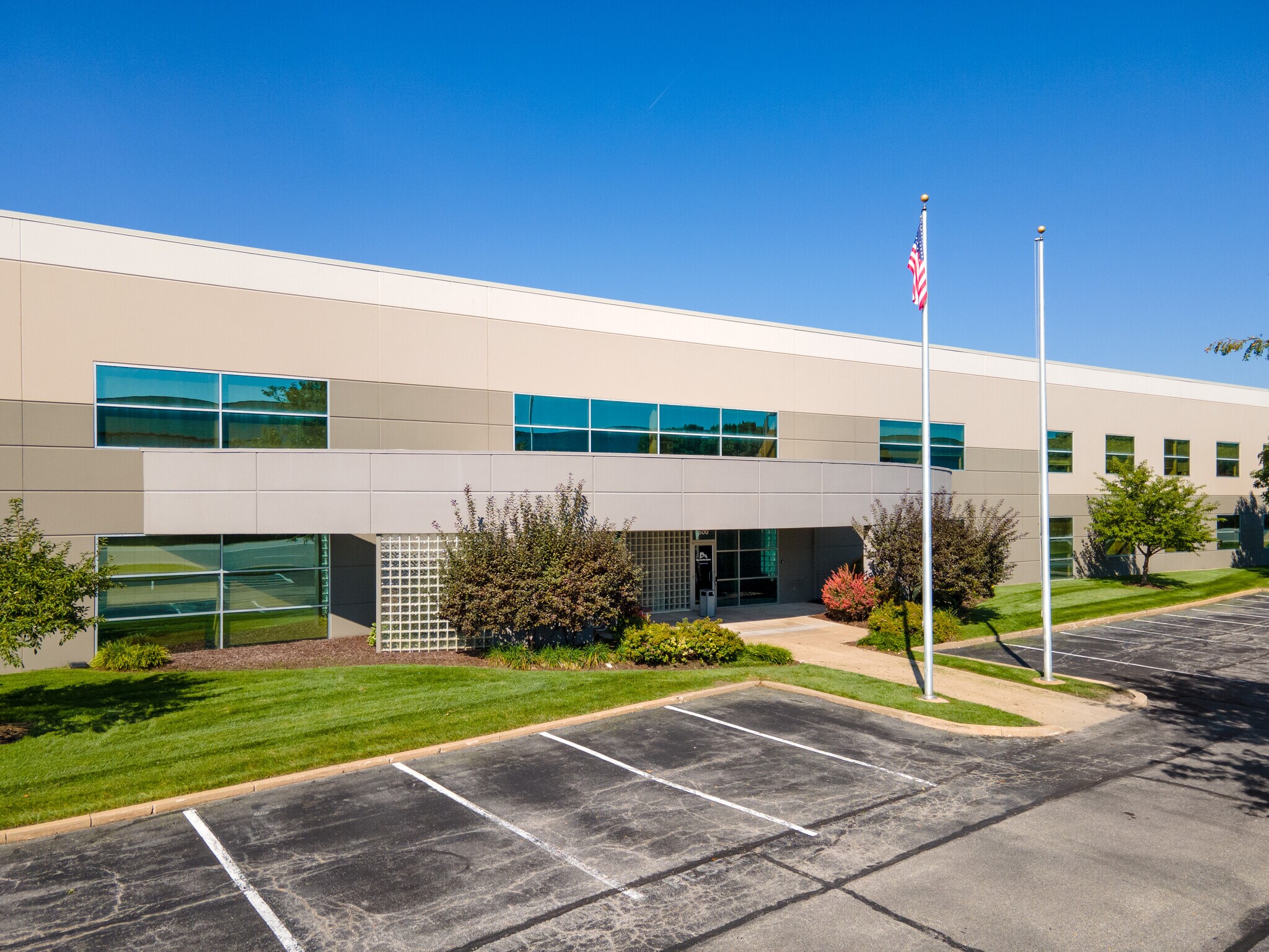 13600 Shoreline Dr, Earth City, MO for lease Primary Photo- Image 1 of 14