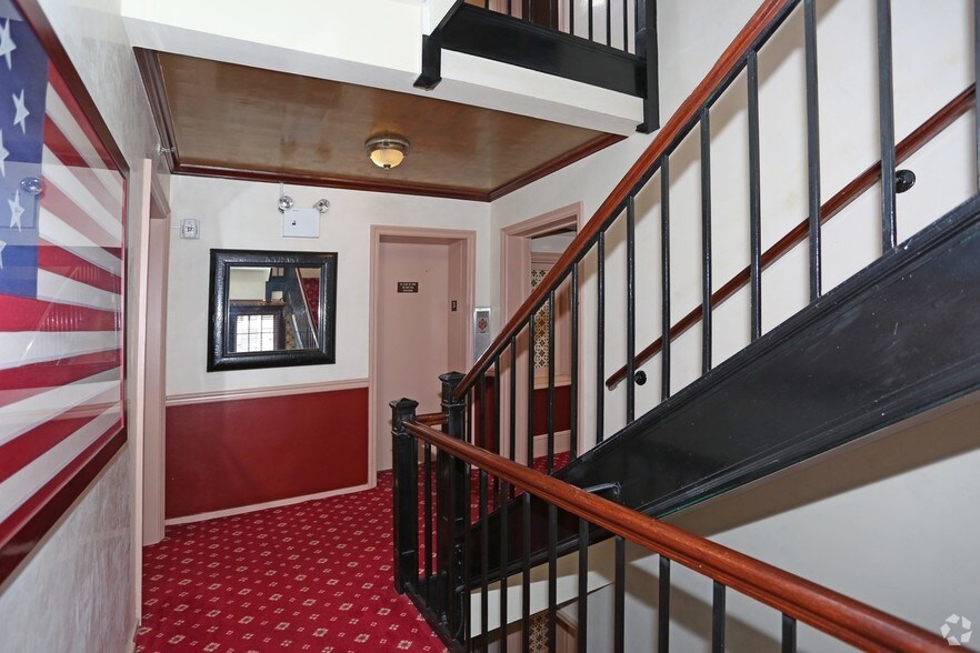 8 Bond St, Great Neck, NY à louer - Hall d’entrée - Image 3 de 4
