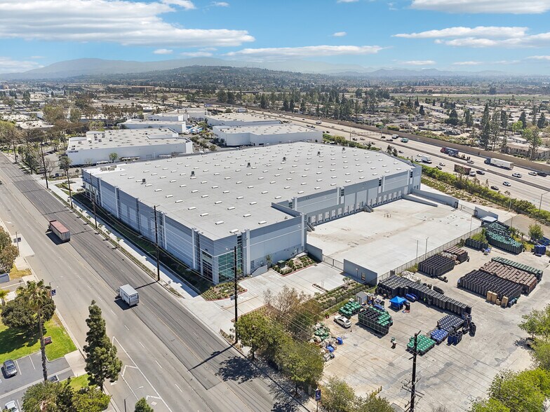 2872 E La Palma Ave, Anaheim, CA à louer - Photo du bâtiment - Image 2 de 14