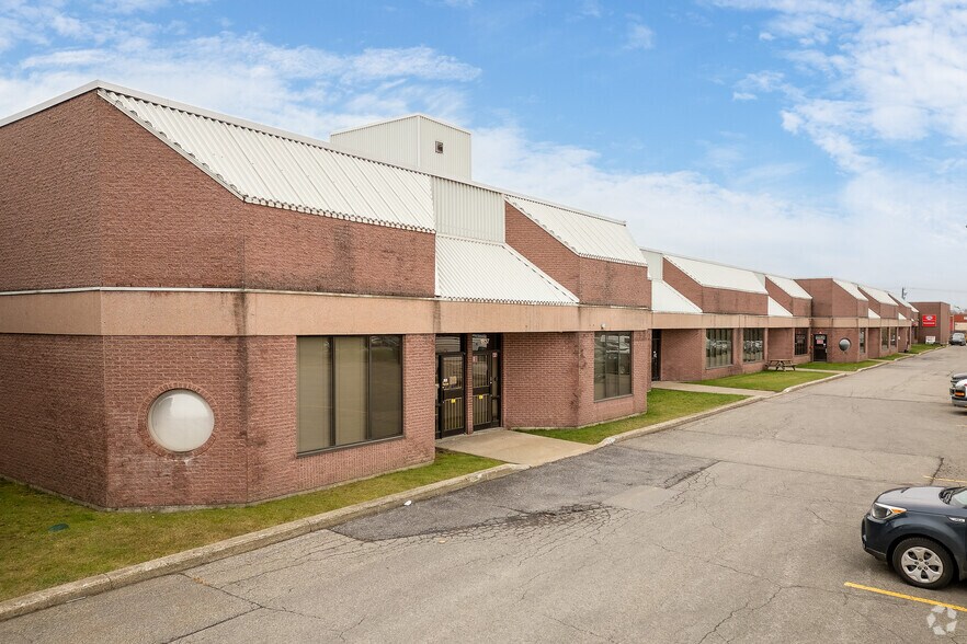 1825-1865 Ave 32nd, Montréal, QC à louer - Photo du bâtiment - Image 3 de 4