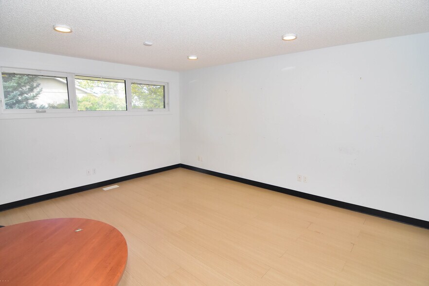 309 Main St N, Airdrie, AB à vendre - Photo du bâtiment - Image 2 de 16