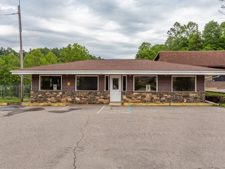 395 Crimson Laurel Way, Bakersville, NC à vendre - Photo du bâtiment - Image 2 de 32