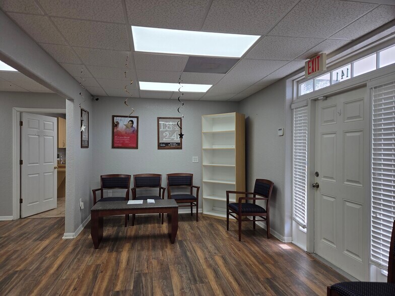 143 N Oakwood Ave, Brandon, FL à louer - Photo du bâtiment - Image 3 de 31