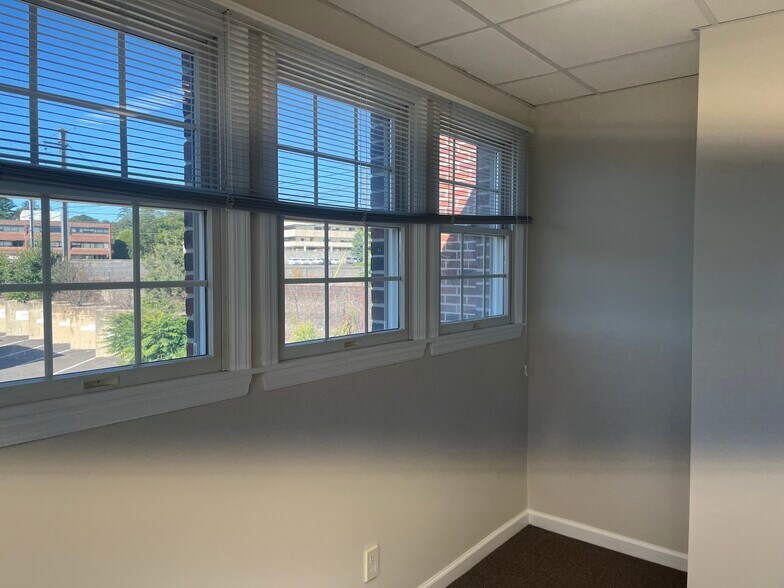 27 Pine St, New Canaan, CT à louer - Photo du bâtiment - Image 3 de 11