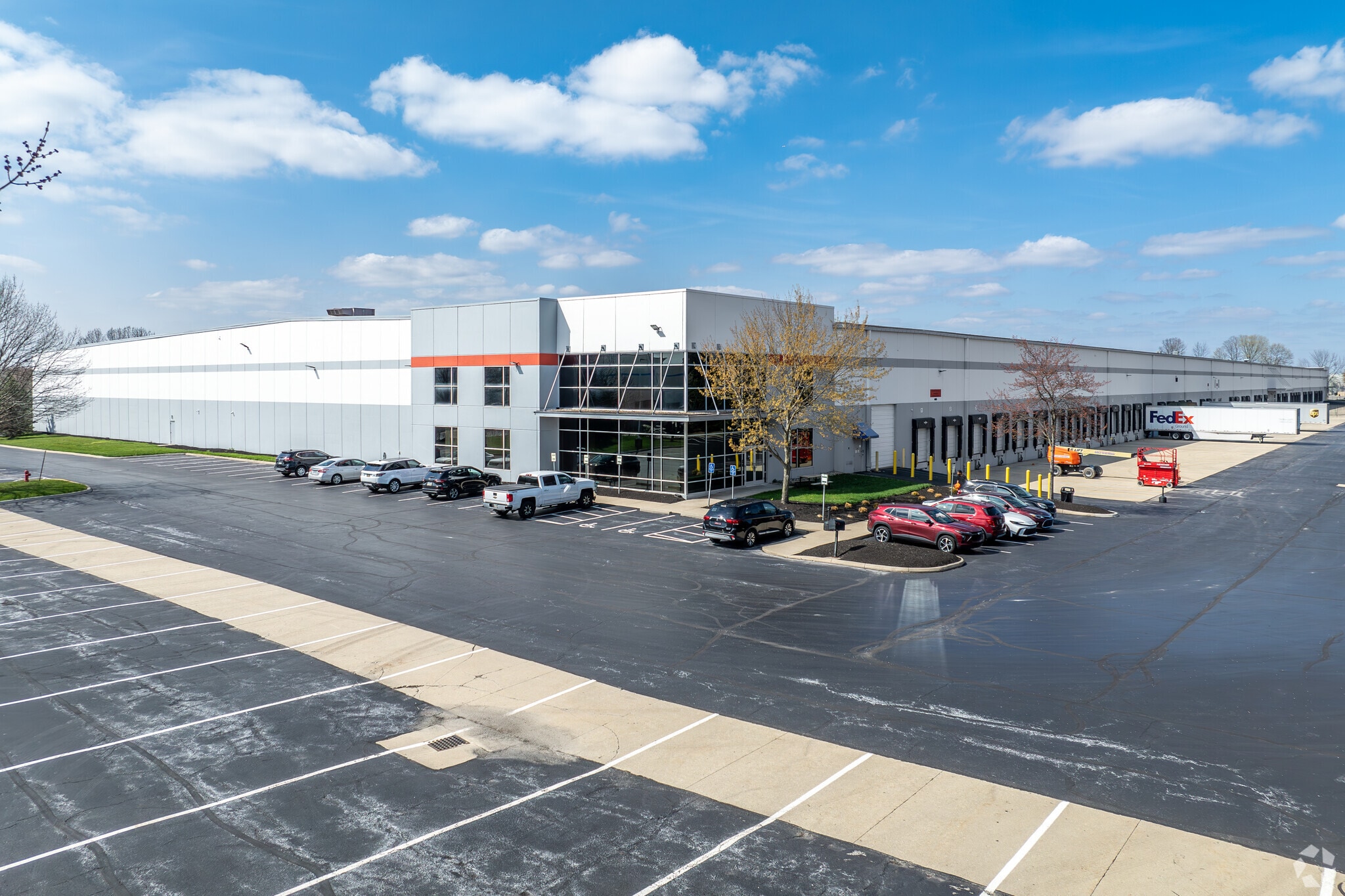 5920 Green Pointe Dr S, Groveport, OH for lease Building Photo- Image 1 of 6