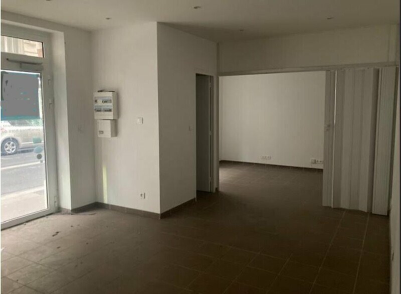 Retail in Paris for lease - Interior Photo - Image 1 of 8
