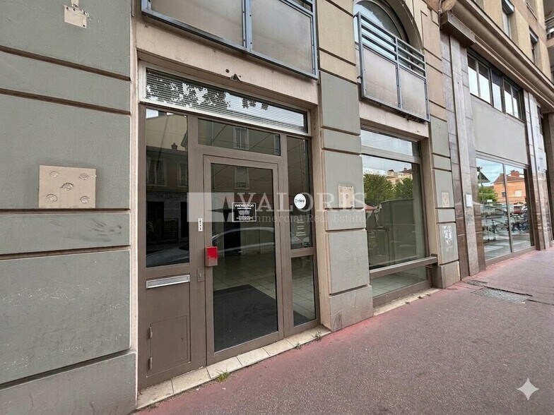 142 Avenue Des Frères Lumière, Lyon for lease - Building Photo - Image 2 of 9