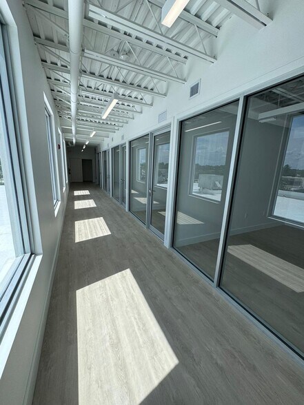 645 NE 125th St, North Miami, FL à louer - Photo intérieure - Image 3 de 13