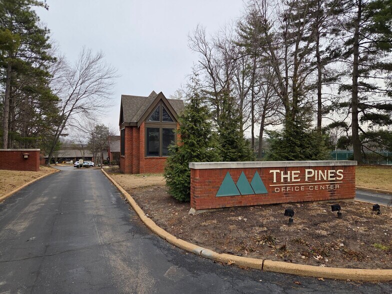 4 The Pines Ct, Saint Louis, MO à vendre - Photo du bâtiment - Image 2 de 7