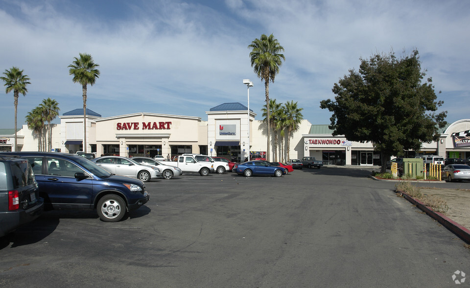 1411-1431 W Yosemite Ave, Manteca, CA for lease - Building Photo - Image 3 of 3