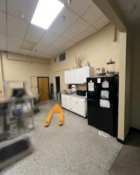 200 China Grade Loop, Bakersfield, CA for lease - Interior Photo - Image 3 of 14