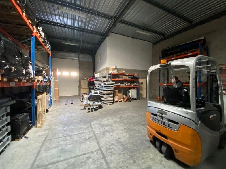 Flex in Genas for lease - Interior Photo - Image 2 of 4