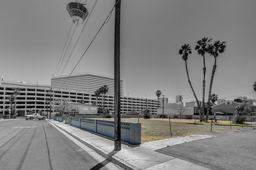 227 W Saint Louis Ave, Las Vegas, NV à vendre - Photo du bâtiment - Image 2 de 6