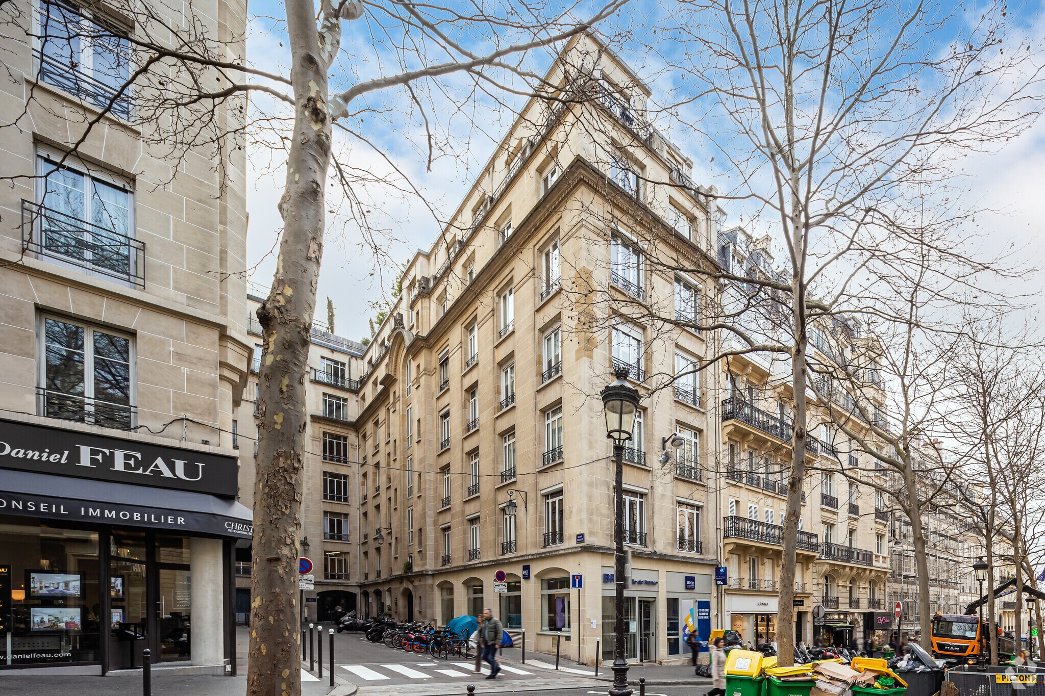 Rue Des Martyrs, Paris for lease Primary Photo- Image 1 of 4