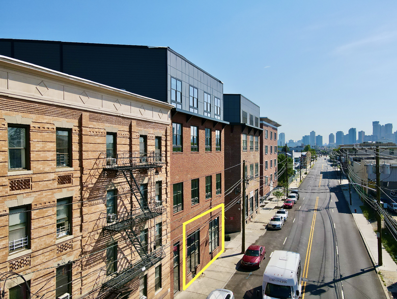 660 Grand St, Jersey City, NJ à louer - Photo du bâtiment - Image 2 de 12