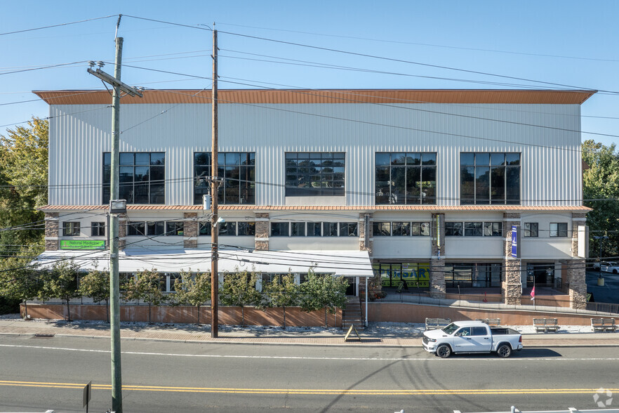 Mixed-Use Buildings in Garfield, NJ portfolio of 2 properties for sale on LoopNet.ca - Building Photo - Image 3 of 30