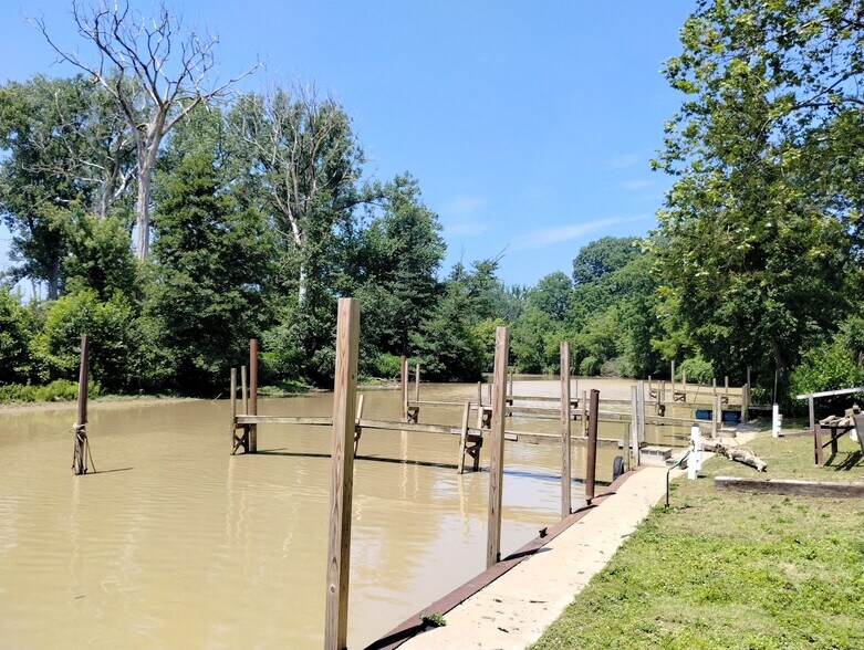 East Island Marina portefeuille de 5 propriétés à vendre sur LoopNet.ca - Photo du bâtiment - Image 3 de 21