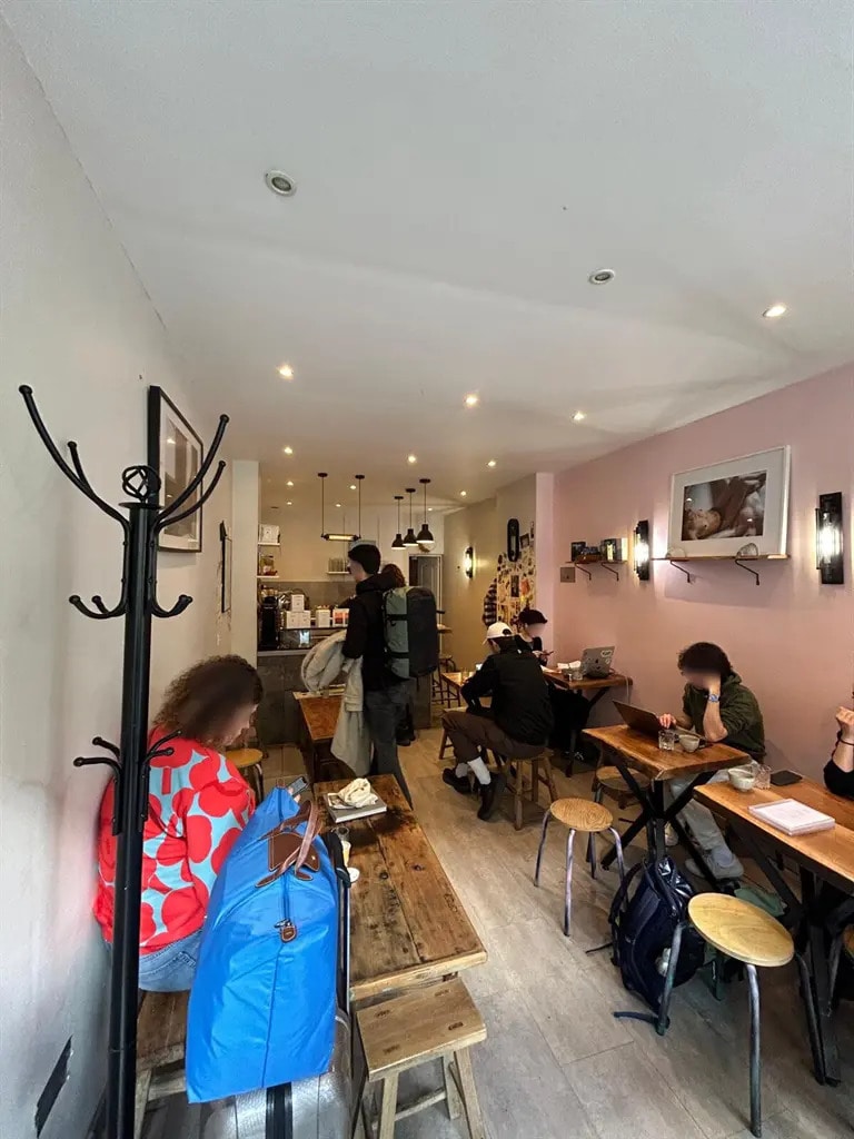 Retail in Paris for lease Interior Photo- Image 1 of 4