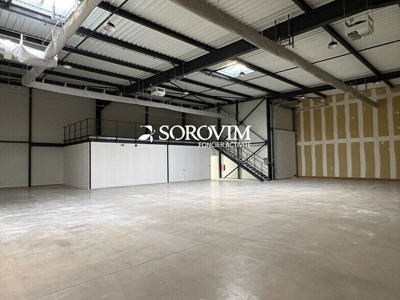 Flex in Janneyrias for sale - Building Photo - Image 1 of 17