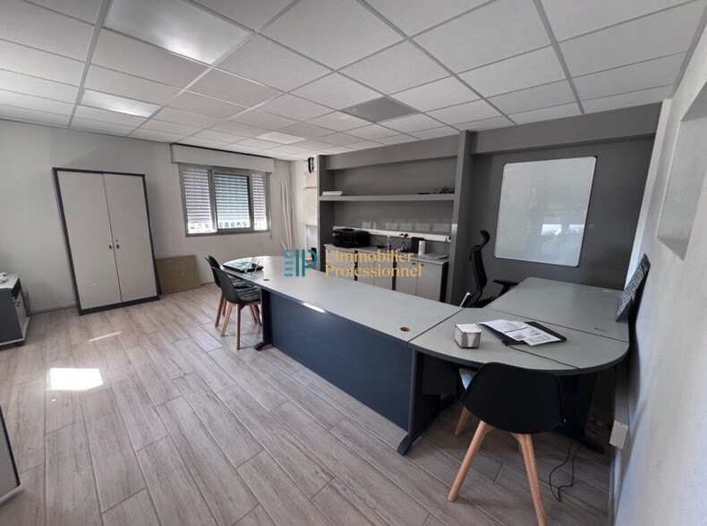 Industrial in Caudan for lease - Interior Photo - Image 1 of 20