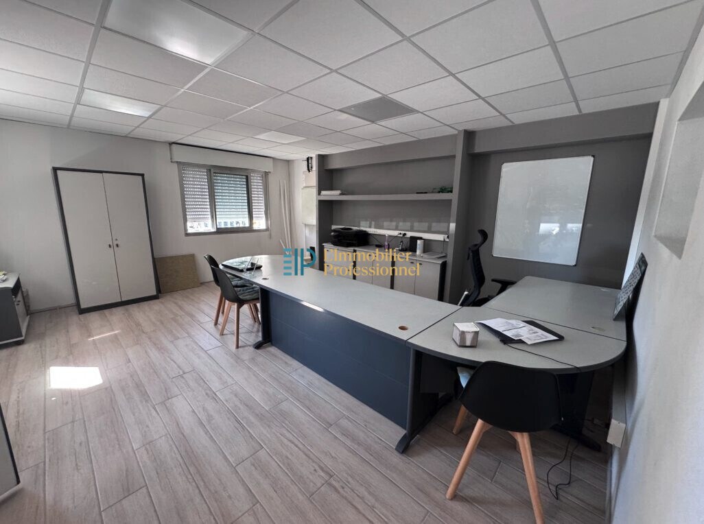Industrial in Caudan for lease Interior Photo- Image 1 of 21