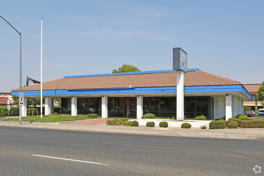 110 E Shaw Ave, Fresno, CA for lease - Primary Photo - Image 1 of 7