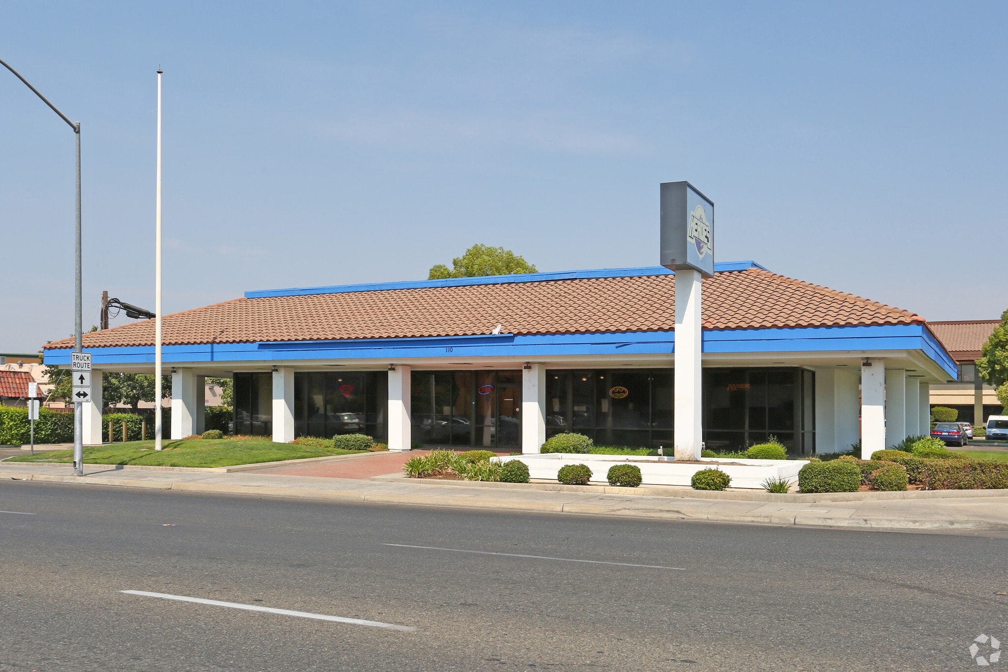110 E Shaw Ave, Fresno, CA à louer Photo principale- Image 1 de 8