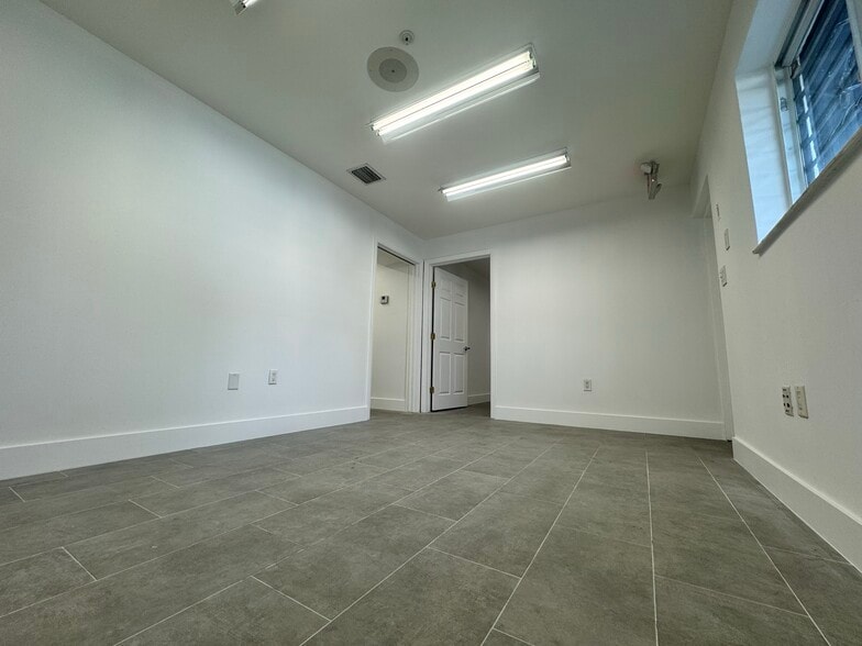 6955-6965 NW 43rd St, Miami, FL for lease - Interior Photo - Image 3 of 4