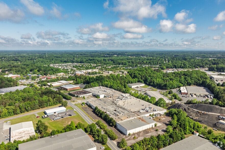 3811 Kimwell Dr, Winston-Salem, NC for sale - Building Photo - Image 2 of 15