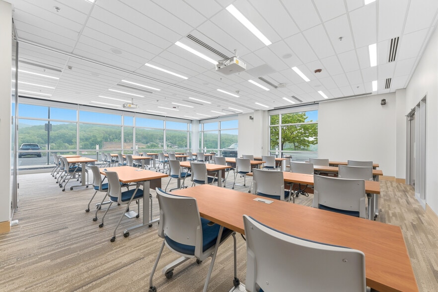 423 Fortress Blvd, Morgantown, WV for sale - Building Photo - Image 3 of 79