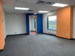 5095 St Jean-Talon E, Montréal, QC à louer Photo intérieure- Image 2 de 6