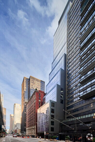106 W 56th St, New York, NY à louer - Photo du bâtiment - Image 3 de 17