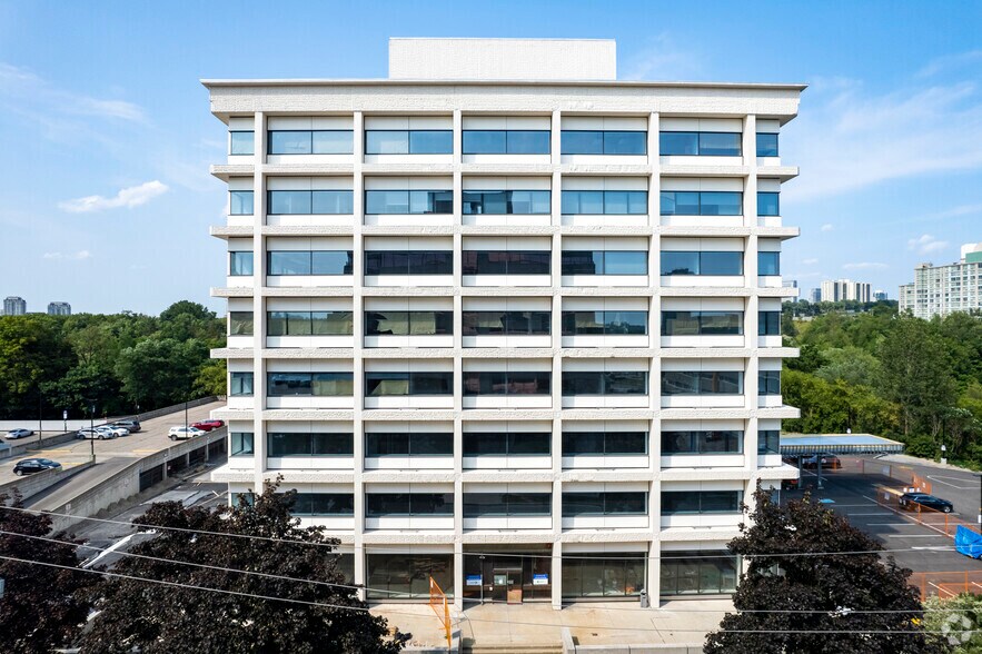 240 Duncan Mill Rd, Toronto, ON à louer - Photo du bâtiment - Image 2 de 5