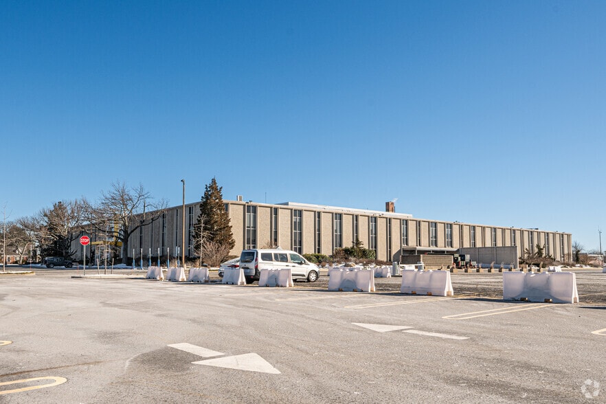 1065 Stewart Ave, Bethpage, NY à louer - Photo du bâtiment - Image 3 de 7