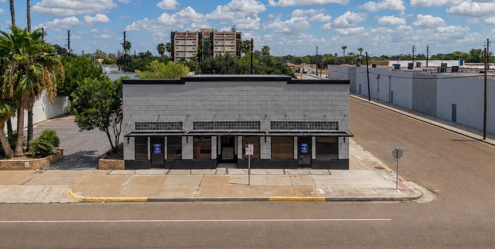 221 E University Dr, Edinburg, TX à louer - Photo du bâtiment - Image 2 de 6