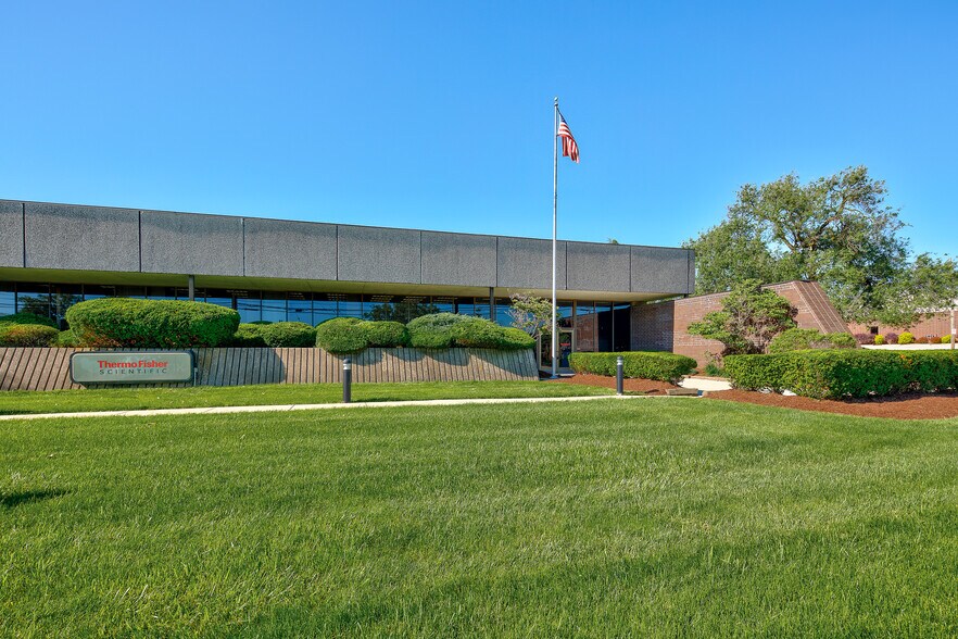 26111 Miles Rd, Bedford Heights, OH à louer - Photo du bâtiment - Image 2 de 4
